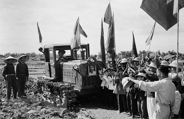 Chiếc máy cày của Chủ tịch Hồ Chí Minh tặng thưởng cho HTX Đại Phong (huyện Lệ Thủy, tỉnh Quảng Bình), nơi khởi nguồn phong trào thi đua Gió Đại Phong trong nông nghiệp, thực hiện luống cày đầu tiên (tháng 6/1961) trước sự vui mừng của bà con xã viên.