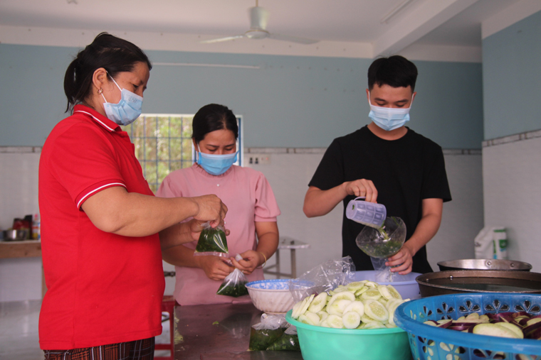 Các tình nguyện viên hỗ trợ nấu ăn cho khu cách ly tập trung Thôn 3, xã Quảng Ngãi