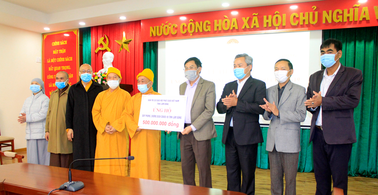 Ban Trị sự GHPGVN Tỉnh trao bảng tượng trưng ủng hộ 500 triệu đồng cho quỹ phòng chống dịch Covid - 19 tỉnh Lâm Đồng