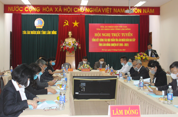 Các đại biểu tham gia Hội nghị trực tuyến tại điểm cầu TAND tỉnh Lâm Đồng