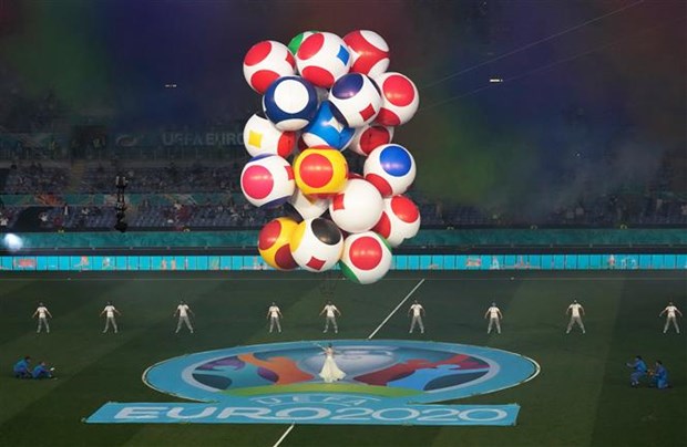 Màn trình diễn nghệ thuật với 24 trái bóng, biểu tượng cho 24 quốc gia tham dự Giải vô địch bóng đá châu Âu (EURO) 2020 tại lễ khai mạc EURO 2020 ở Rome, Italy ngày 11/6/2021.
