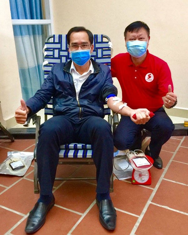 Ông Đỗ Hoàng Tuấn - Chủ tịch Hội Chữ thập đỏ tỉnh luôn có mặt động viên kịp thời người tham gia hiến máu