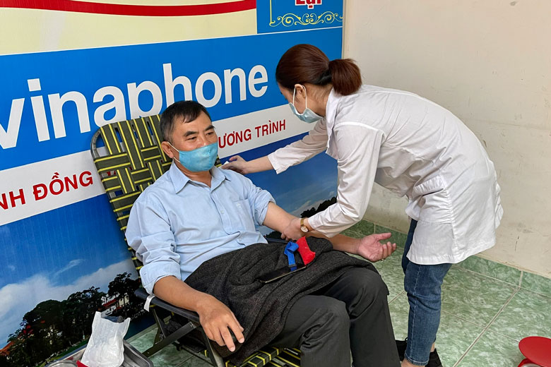 Ông Lê Duy Hòa - Giám đốc Trung tâm Văn hóa Thông tin và Thể thao TP Đà Lạt tham gia hiến máu lần thứ 21 trong sáng nay