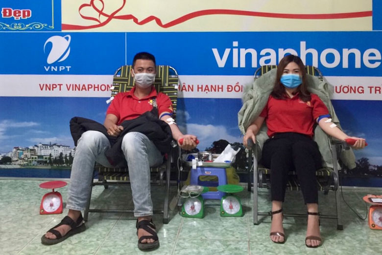 Các tình nguyện viên Công ty Cổ phần thương mại Bia Sài Gòn Tây Nguyên (Chi nhánh Lâm Đồng) tham gia hiến máu