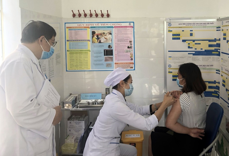 Lãnh đạo Trung tâm Kiểm soát Bệnh tật Lâm Đồng kiểm tra, giám sát việc tổ chức tiêm chủng vắc xin phòng Covid-19 đợt 1 năm 2021