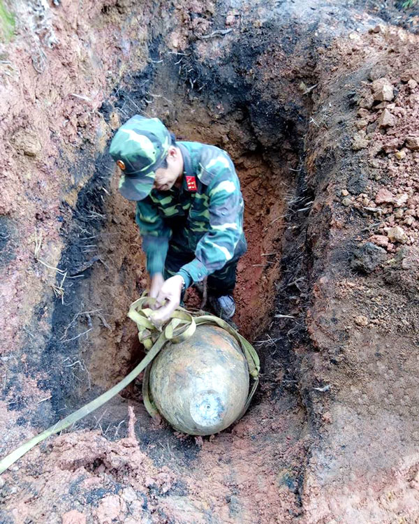 Cán bộ Ban CHQS TP Đà Lạt xử lý an toàn quả bom 500 kg được phát hiện khi người dân đào móng nhà trên địa bàn năm 2016