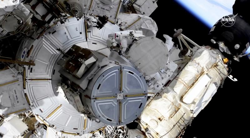 Phi hành gia người Pháp Thomas Pesquet và phi hành gia NASA Shane Kimbrough đã tham gia vào một chuyến đi bộ ngoài không gian vào ngày 16-6 để trang bị cho Trạm vũ trụ quốc tế những tấm pin mặt trời mới. Ảnh cắt từ clip của NASA.