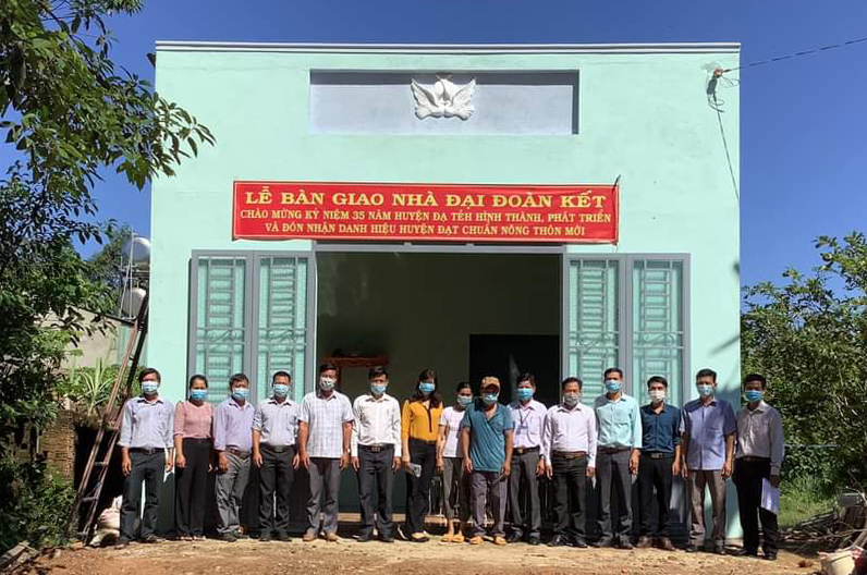 Hội Nông dân phối hợp cùng Ủy ban MTTQ Việt Nam huyện Đạ Tẻh trao nhà đại đoàn kết 