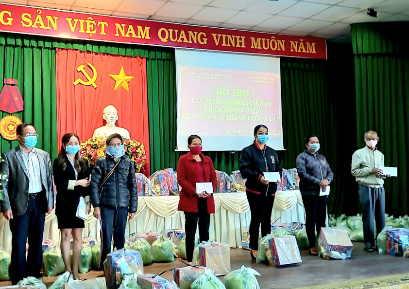 MTTQ và nhà tài trợ trao quà động viên các hộ gặp khó khăn do dịch Covid-19 tại thành phố Đà Lạt