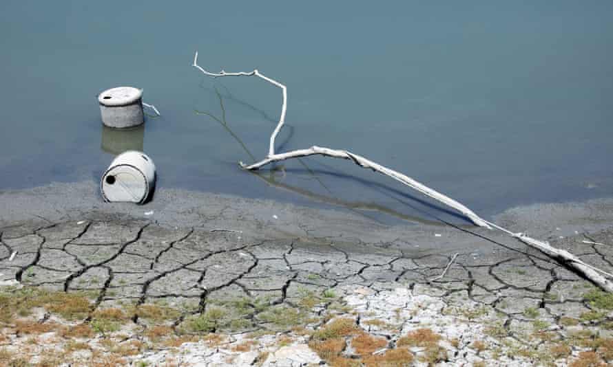Các thùng chứa nước lộ ra khi nước của hồ Sun Moon ở Nam Đầu, Đài Loan, Trung Quốc rút ​​đi trong đợt hạn hán trên diện rộng. Ảnh: Reuters.