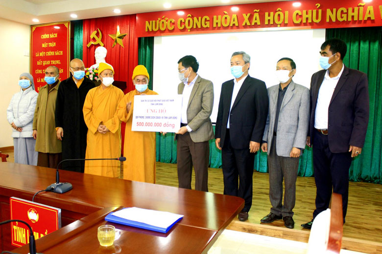 Ban Trị sự Giáo hội Phật giáo tỉnh ủng hộ Quỹ phòng, chống COVID-19 tỉnh Lâm Đồng