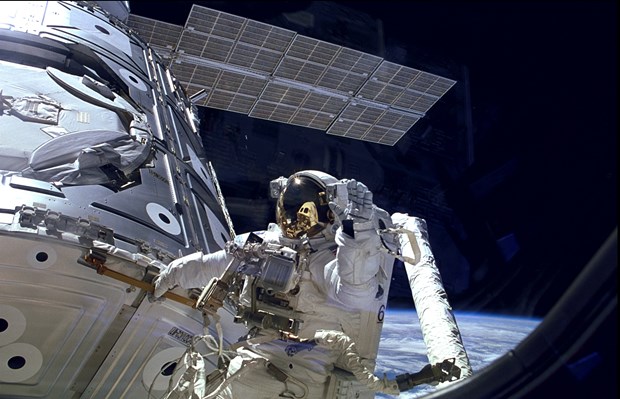 Hai phi hành gia đi bộ ngoài không gian để thay tấm pin cho ISS