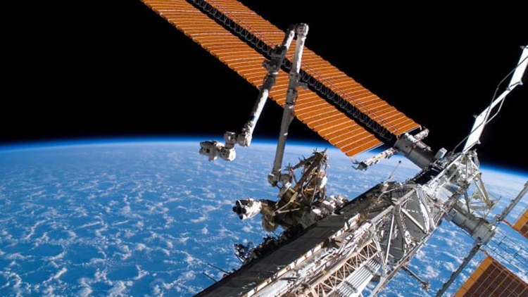 Tấm pin Mặt Trời được lắp đặt trên Trạm Vũ trụ Quốc tế (ISS). Ảnh: Getty Images