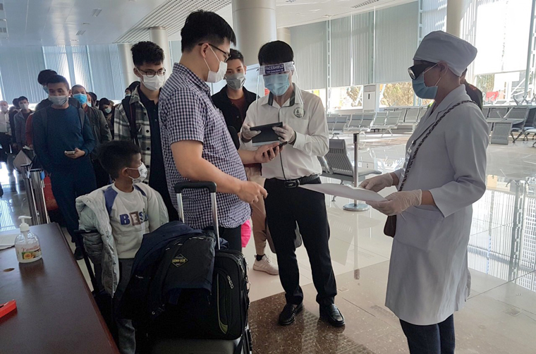 Kiểm tra hành khách khai báo y tế online tại Chốt Kiểm soát dịch Cảng hàng không Liên Khương