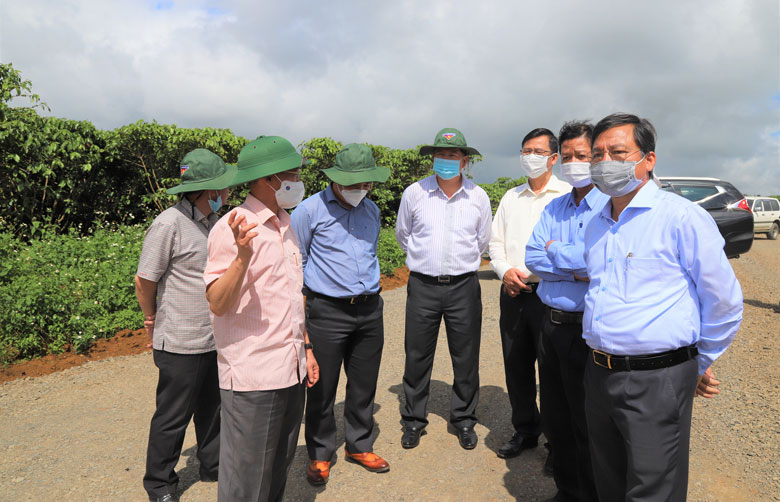 Đồng chí Trần Văn Hiệp - Chủ tịch UBND tỉnh Lâm Đồng kiểm tra tiến độ thực hiện công trình đường Nguyễn Thái Bình (phường Lộc Phát)
