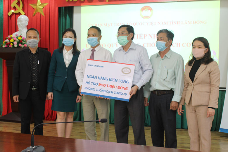 Đại diện Ngân hàng Kiên Long ủng hộ 200 triệu đồng cho Quỹ phòng chống dịch Covid-19 của Lâm Đồng