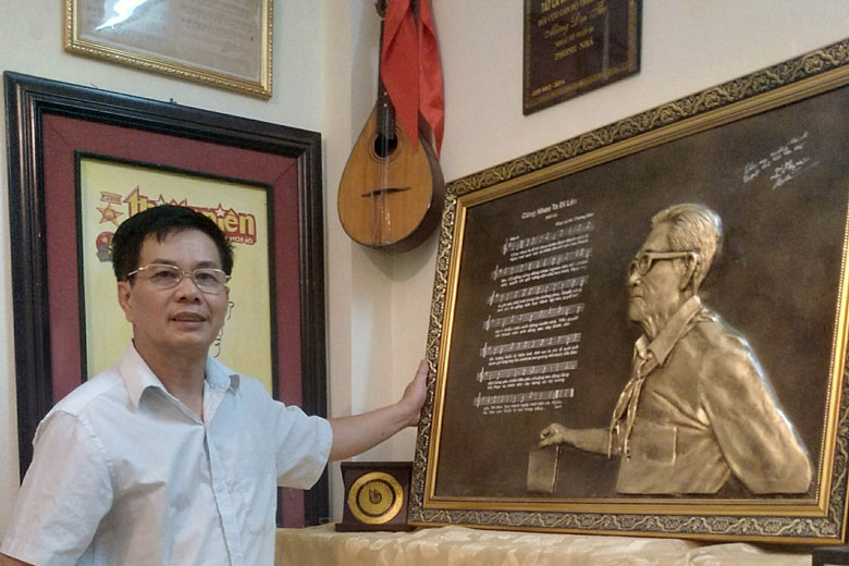 Bức phù điêu nhạc sĩ Phong Nhã do Huyện đoàn, Hội đồng Đội huyện Di Linh tặng