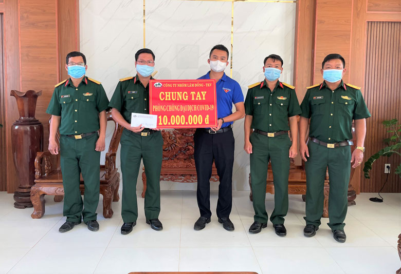 Đoàn Thanh niên Công ty Nhôm Lâm Đồng tặng 40 triệu đồng cho lực lượng phòng chống dịch