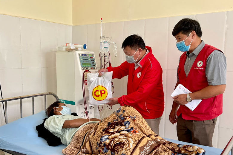 Chương trình Hành trình Đỏ Lâm Đồng trao tặng 30 suất quà cho bệnh nhân