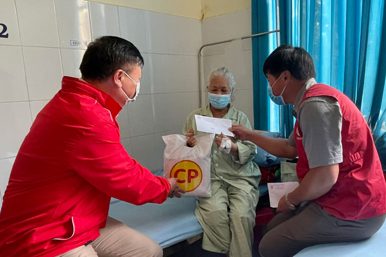 Chương trình thăm tặng quà cho bệnh nhân suy tủy đang điều trị tại khoa Nội - BVĐK tỉnh