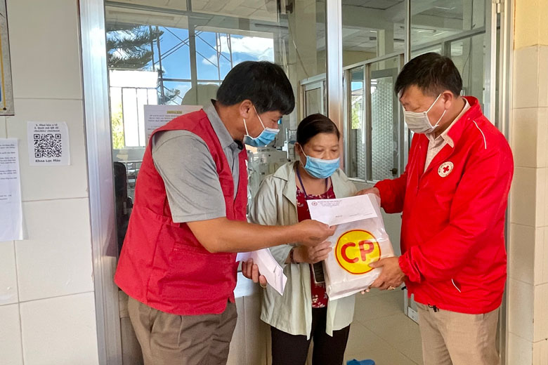 Lãnh đạo Hội CTĐ tỉnh và TP Đà Lạt trao quà cho bệnh nhân đang chuẩn bị chạy thận nhân tạo tại BVĐK Lâm Đồng
