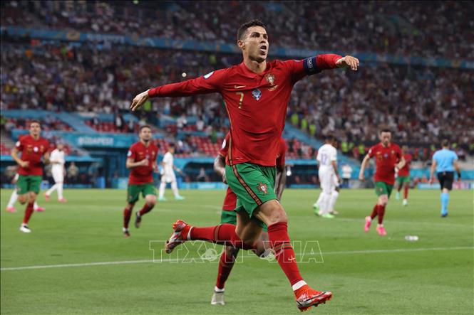 Tiền đạo đội tuyển Bồ Đào Nha Cristiano Ronaldo mừng bàn thắng thứ hai từ chấm phạt đền vào lưới tuyển Pháp trong trận đấu lượt cuối bảng F. 