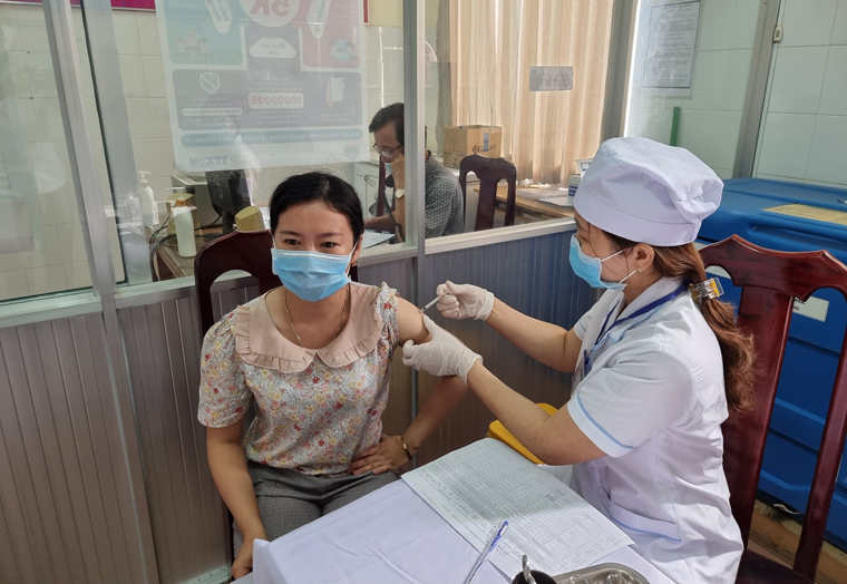 Trung tâm Y tế huyện Đạ Tẻh tiến hành tiêm vắc xin phòng chống Covid-19 đợt 2
