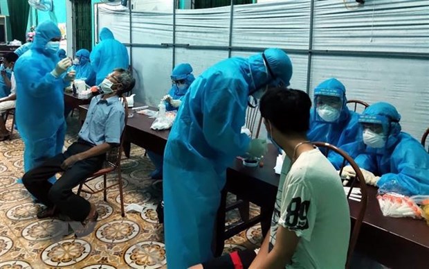 Nhân viên y tế lấy mẫu bệnh phẩm của người dân.
