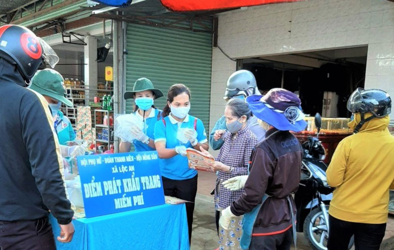 Xã Lộc An (huyện Bảo Lâm) thành lập điểm phát khẩu trang và tuyên truyền các biện pháp phòng chống dịch tới người dân tại chợ Lộc An
