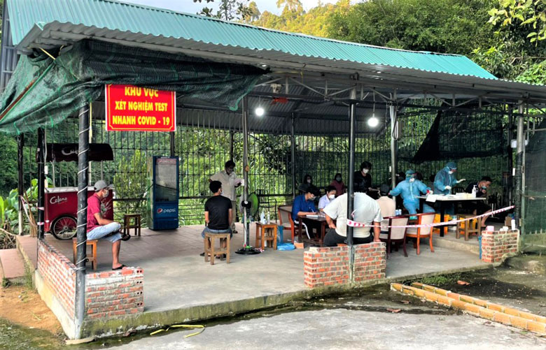 Lực lượng y tế tiến hành xét nghiệm nhanh SARS-CoV-2 cho người dân từ các địa phương khác vào Lâm Đồng qua Chốt số 1