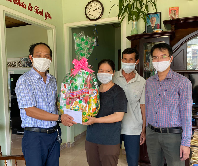 Bảo Lộc: Thăm và tặng quà nhân ngày Gia đình Việt Nam