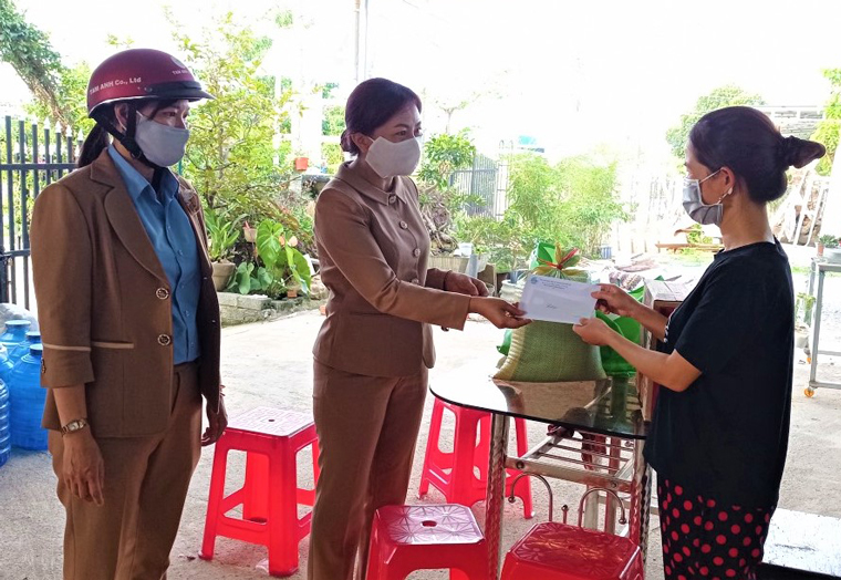 Bảo Lộc: Trao quà hỗ trợ các hộ khó khăn đang cách ly tại nhà