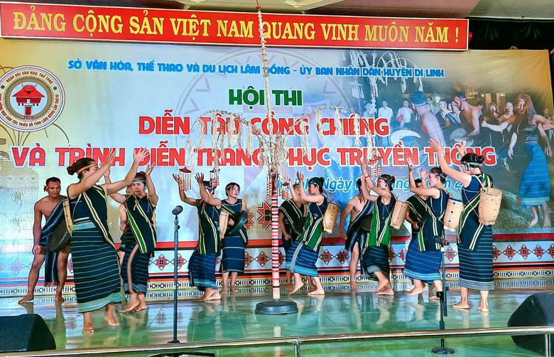 Tiết mục diễn xướng của các nghệ nhân đến từ Đinh Lạc - Di Linh tại Hội thi diễn tấu cồng chiêng và trình diễn trang phục truyền thống