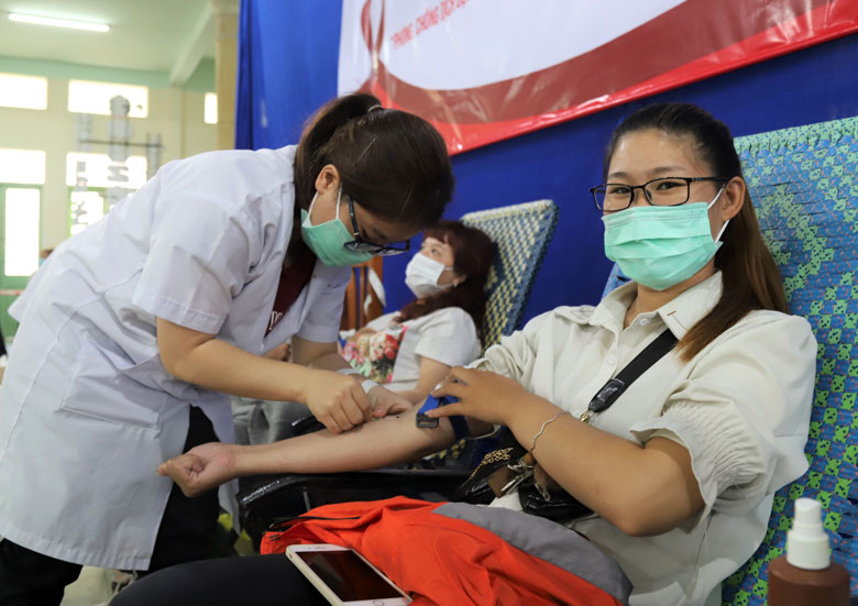 Tình nguyện viên đến hiến máu tình nguyện hưởng ứng Hành trình Đỏ tại TP Bảo Lộc