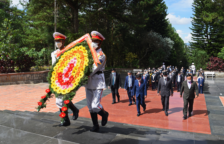 Đoàn đại biểu HĐND dâng hoa và thắp hương tại Đài tưởng niệm
