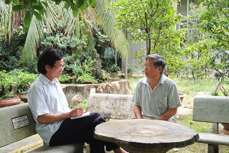 Nhà văn Đặng Duy Lưu gặp gỡ, trao đổi với ông Đỗ Phú Quới - Nguyên Bí thư Huyện ủy Đạ Tẻh để tìm hiểu về đề tài xây dựng nông thôn mới tại địa phương