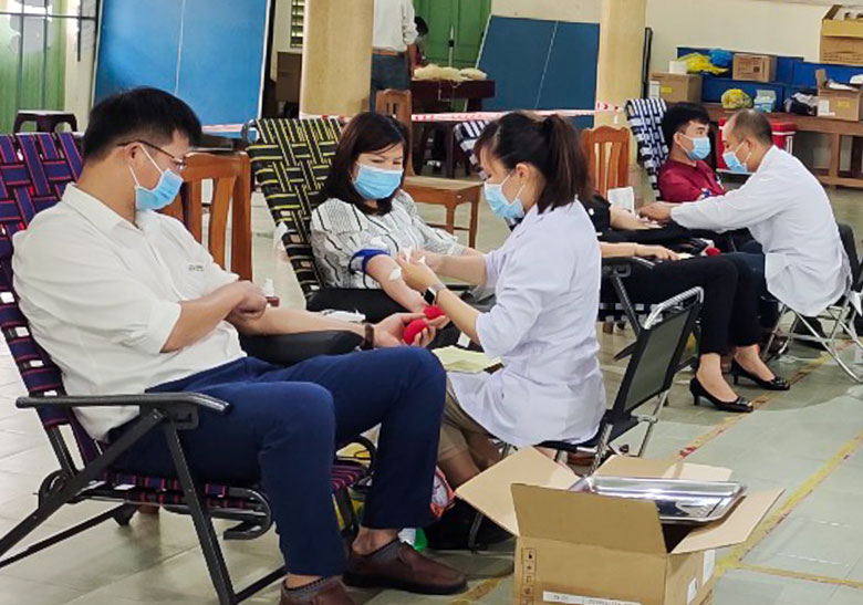 Cán bộ, công nhân viên Công ty Thủy điện Đồng Nai tham gia hiến máu nhân đạo