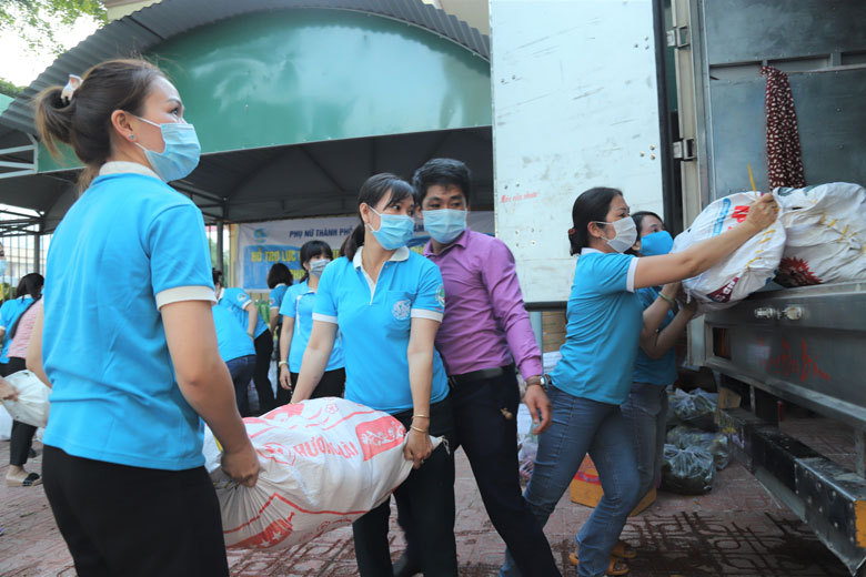 Chuyến xe yêu thương của Hội Liên hiệp Phụ nữ TP Bảo Lộc lần thứ 2 mang theo hơn 6 tấn trái cây và các loại nhu yếu phẩm hướng về Thành phố Hồ Chí Minh