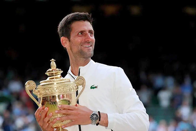 Novak Djokovic với chiếc Cúp vô địch Wimbledon 2019. Liệu Wimbledon 2021 năm nay có tái lập lại thành tích này hay nhường ngôi cho thế hệ kế tiếp? Ảnh: Internet