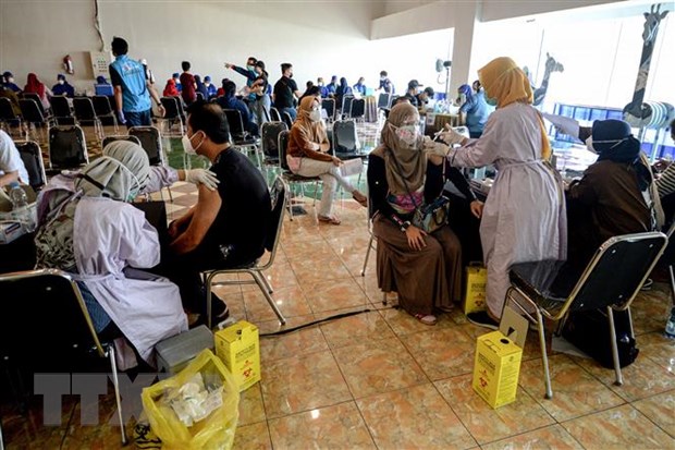 Người dân tiêm chủng vaccine ngừa COVID-19 tại Tangerang, Indonesia, ngày 29/6/2021.