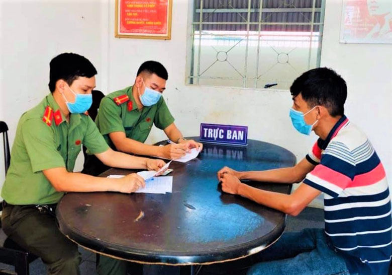 Công an huyện Dầu Tiếng (Bình Dương) làm việc với Nguyễn Tấn Thường (Ảnh – Công an cung cấp)