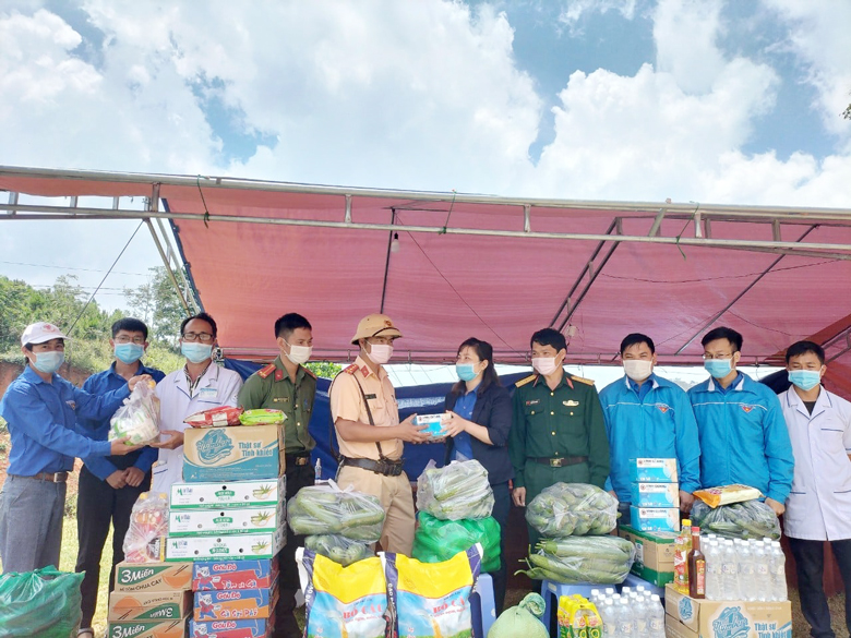 Tặng rau, củ cho lực lượng đang trực tại chốt kiểm dịch tại xã Ninh Loan