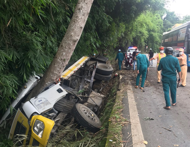 Xe tải lật trên đèo Bảo Lộc, 2 người tử nạn
