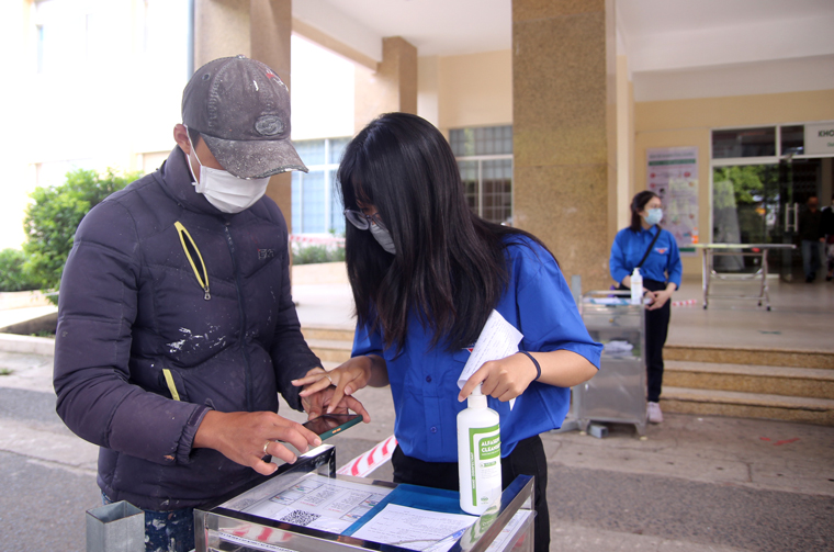 Đội hình Thanh niên tình nguyện hỗ trợ người dân đến Bệnh viện Đa khoa Lâm Đồng khai báo y tế