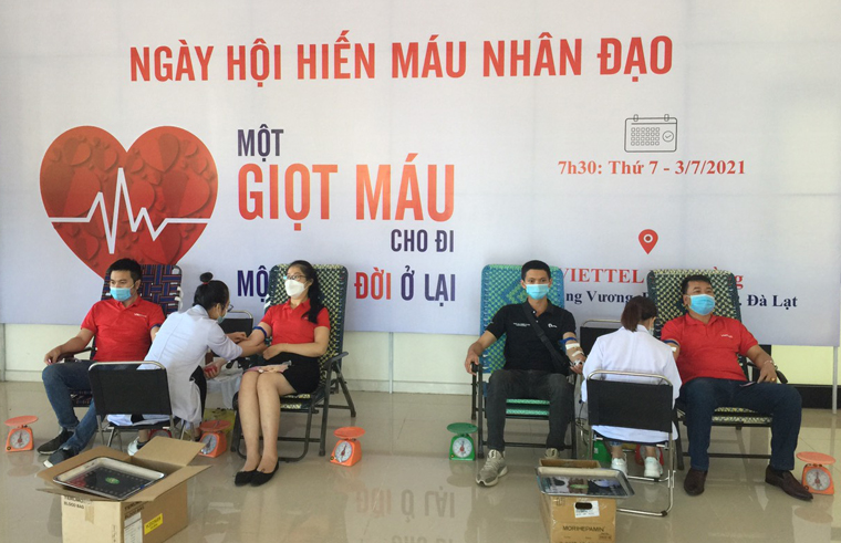 Cán bộ, nhân viên của Công ty Viettel Lâm Đồng, Ngân hàng Quân đội và các hội doanh nghiệp đóng trên địa bàn TP Đà Lạt tham gia hiến máu tình nguyện