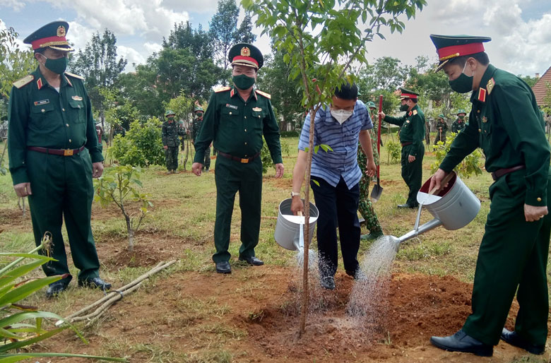 Trao tặng vườn cây mai anh đào mừng 75 năm ngày truyền thống Học viện Lục quân