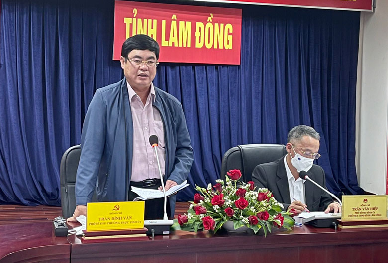 Đồng chí Trần Đình Văn - Phó Bí thư Thường trực Tỉnh ủy phát biểu tại cuộc họp