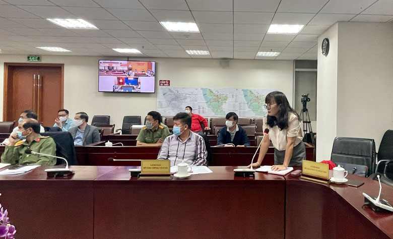 Bà Phạm Thị Hồng Hải - Giám đốc Sở Giáo dục và Đào tạo Lâm Đồng phát biểu tại cuộc họp trực tuyến về công tác phòng chống dịch Covid-19 của tỉnh tối qua 4/7