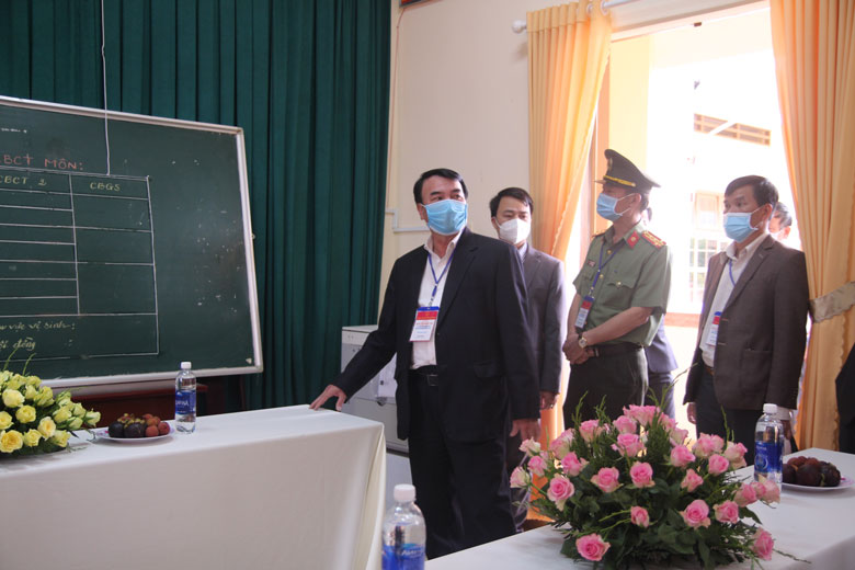 Phó Chủ tịch UBND tỉnh Lâm Đồng Phạm S kiểm tra công tác tổ chức kỳ thi tốt nghiệp THPT năm 2021 tại huyện Lạc Dương