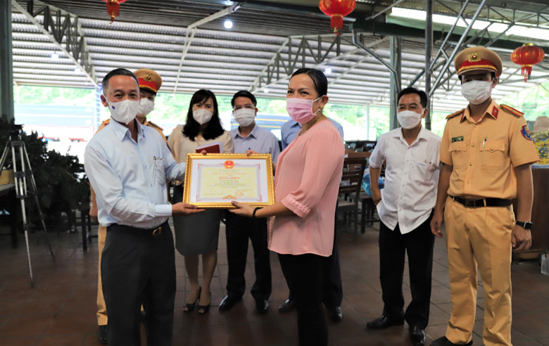 Đồng chí Trần Văn Hiệp - Chủ tịch UBND tỉnh Lâm Đồng trao tặng Bằng khen cho bà Võ Thị Mỹ Dung